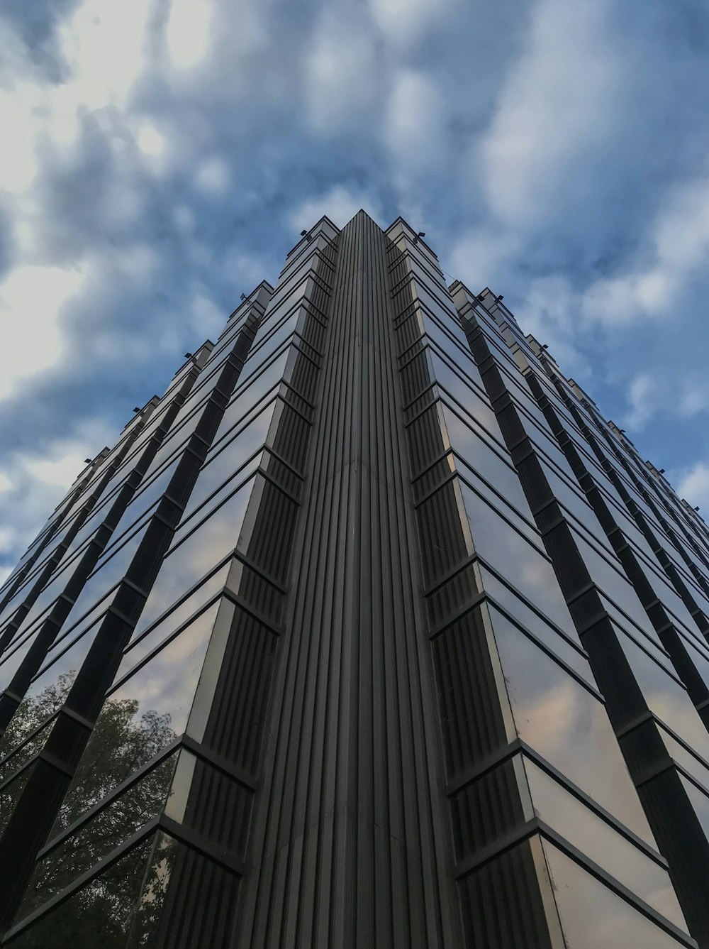 immeuble de grande hauteur gris