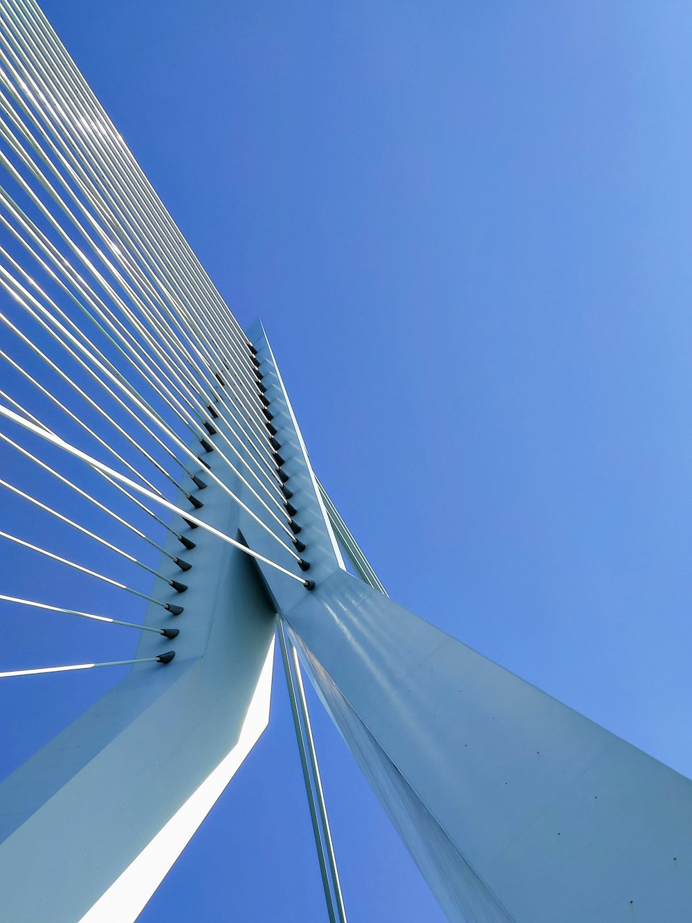 Puente atirantado gris durante el día