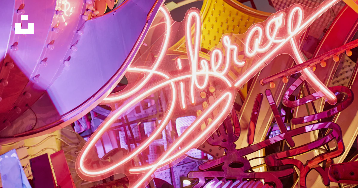 Une enseigne au néon est illuminée la nuit photo – Image gratuite de ...