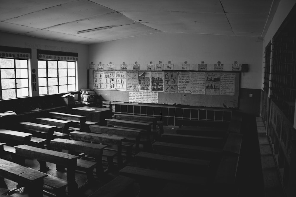 foto em tons de cinza da sala de aula