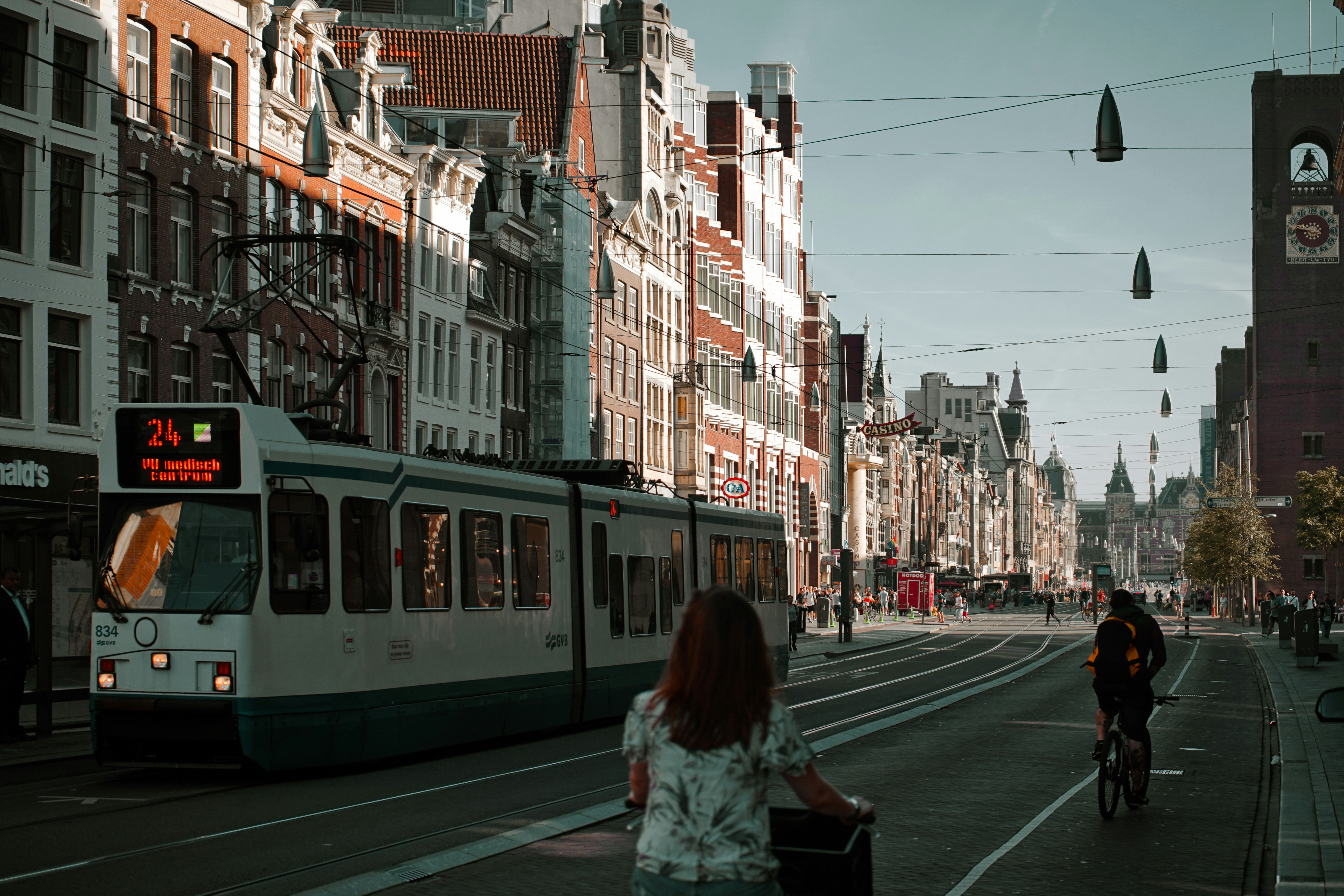Un tranvía que pasa por una calle de la ciudad
