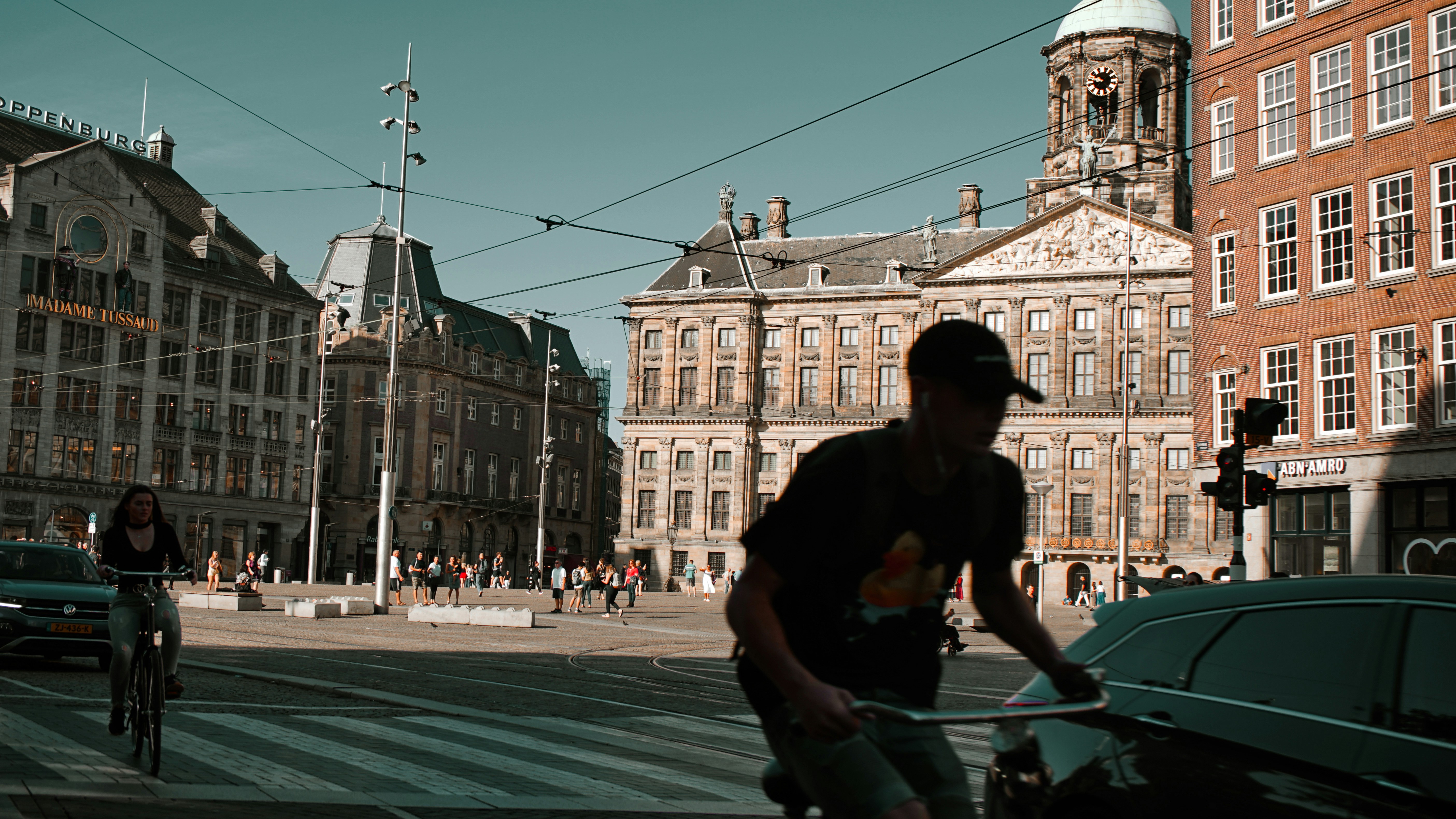 hombre montando en bicicleta