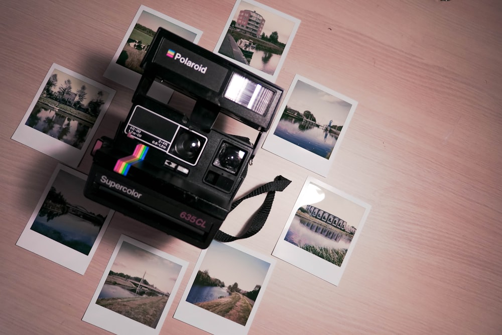 fotos variadas rodeando la cámara Polaroid sobre la mesa