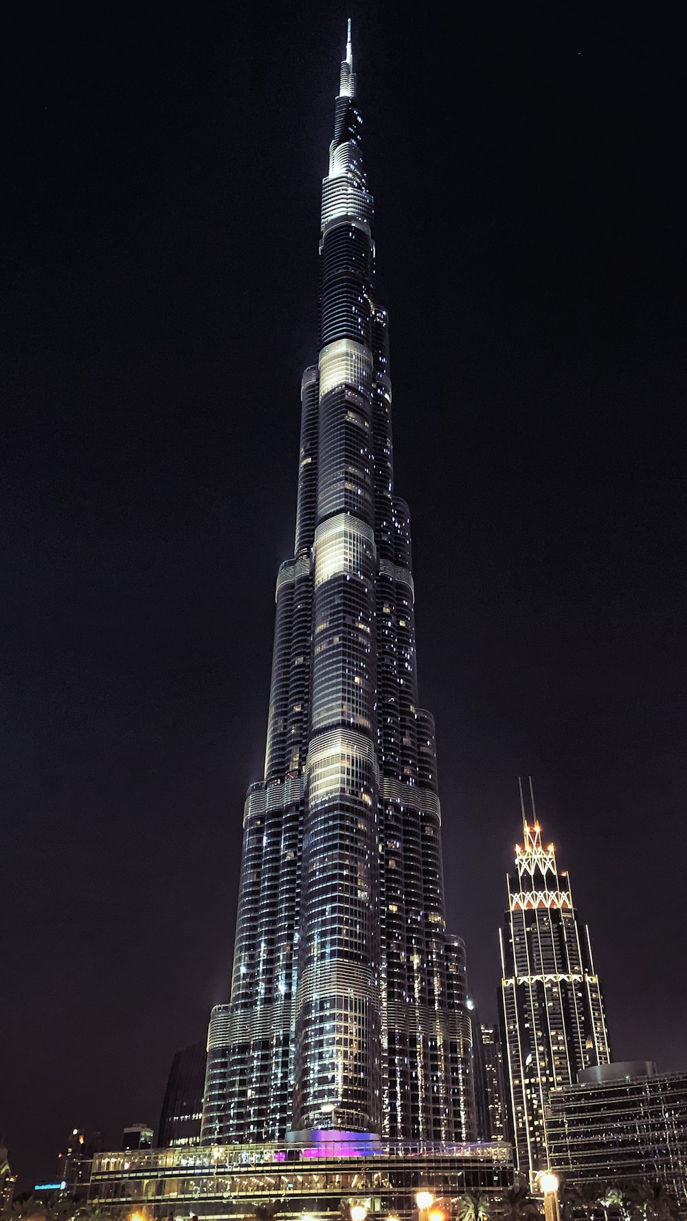밤에는 조명이 밝은 고층 건물