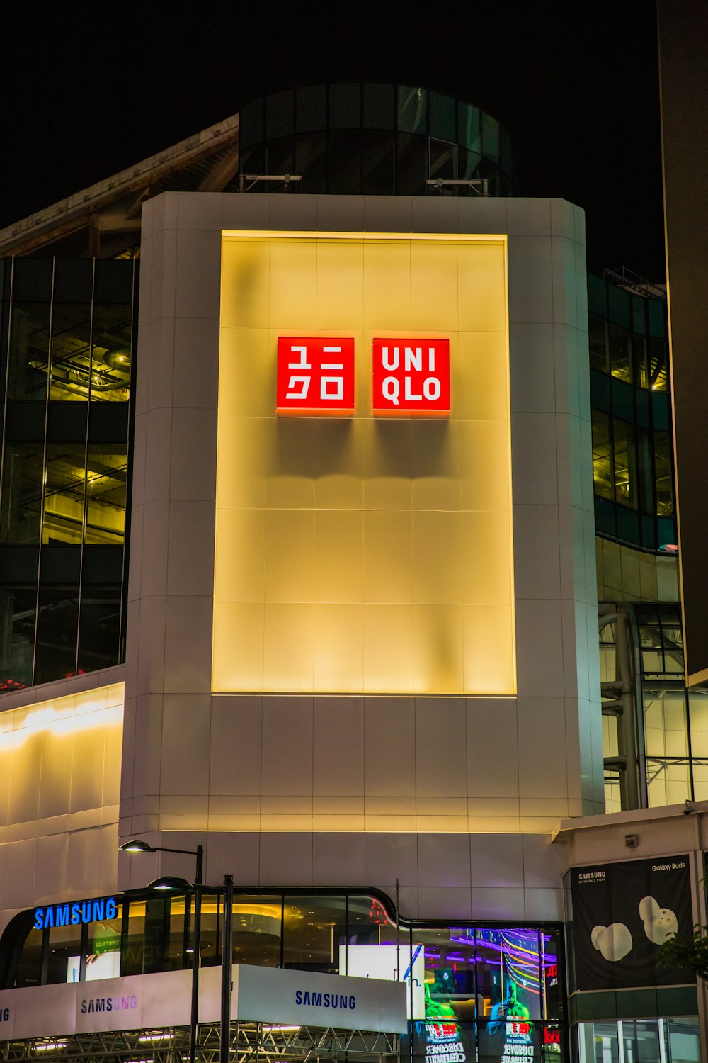 Segnaletica con logo Uniqlo