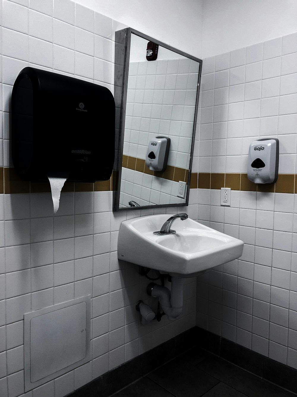 white ceramic sink