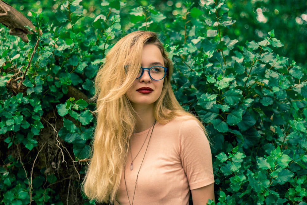 foto de enfoque superficial de mujer en camiseta beige de cuello redondo