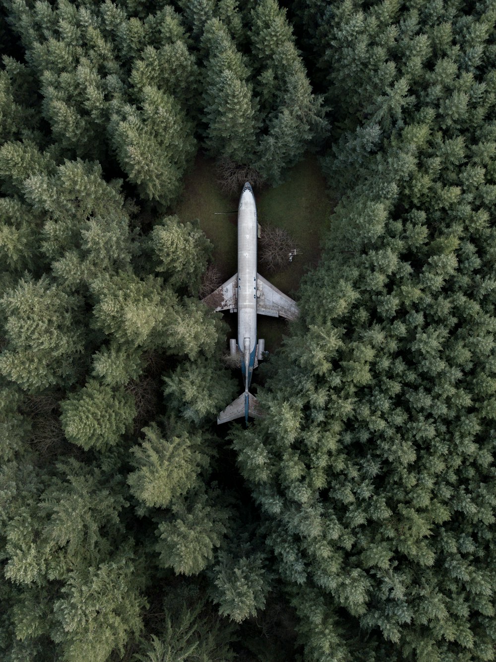 회색 비행기의 항공 사진