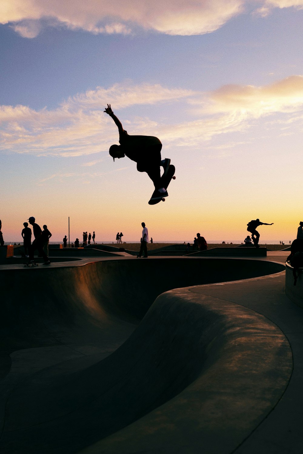 Uomo in skateboard a mezz'aria