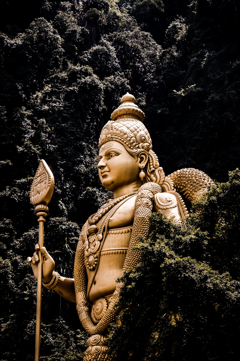 La estatua dorada de Murugan en las cuevas Batu