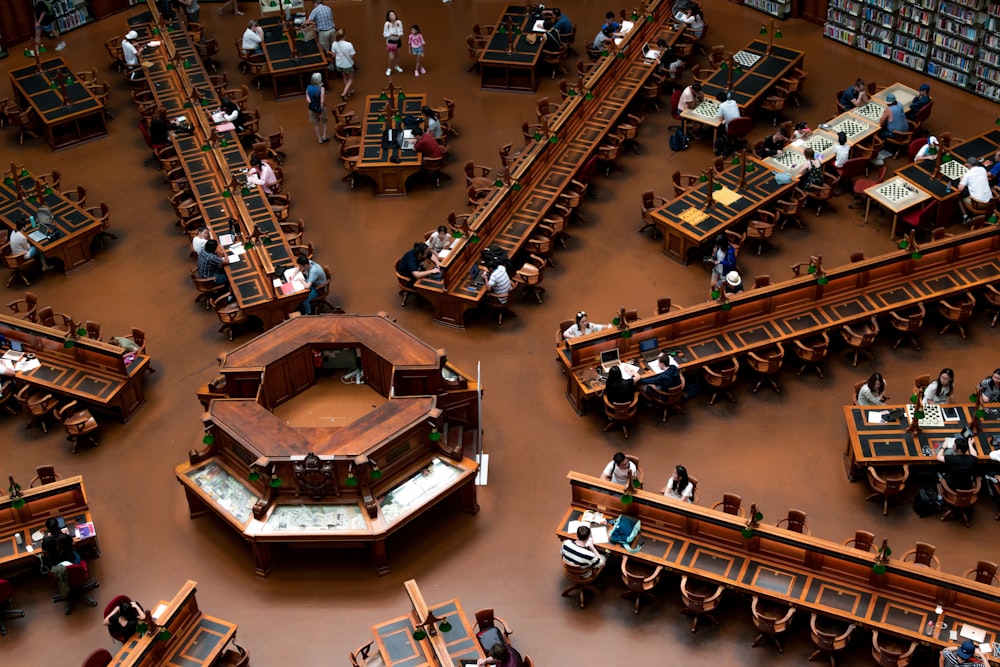 Foto von Personen in der Bibliothek