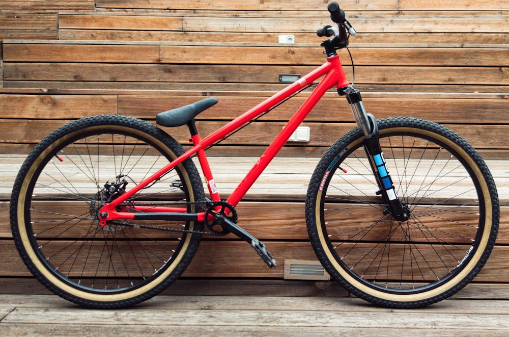 검은 색과 빨간색 자전거