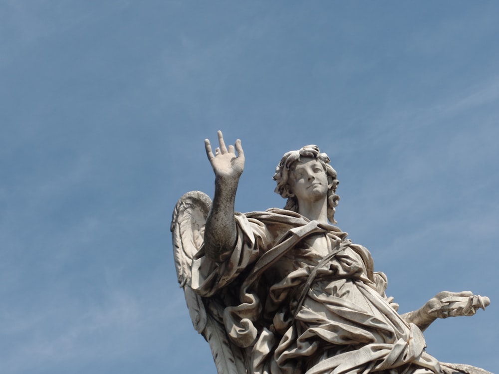 Engel mit der rechten Hand nach oben Statue