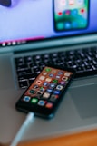 Un téléphone ouvert posé sur un ordinateur