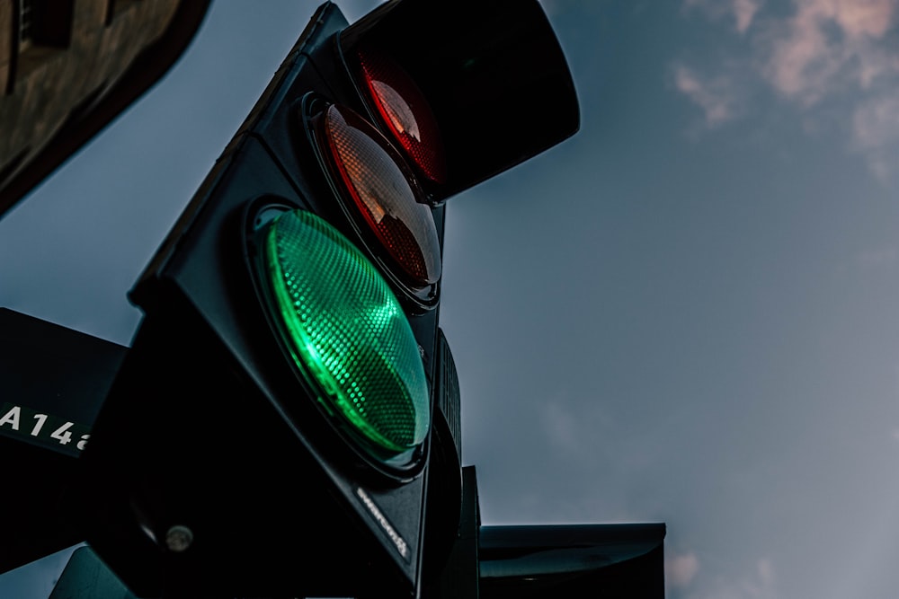 Schwarze Ampel unter blauem Himmel