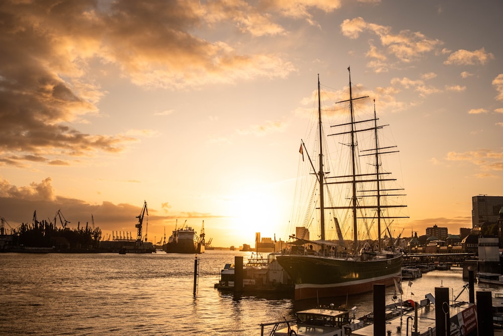 Segelboot im Dock während der goldenen Stunde