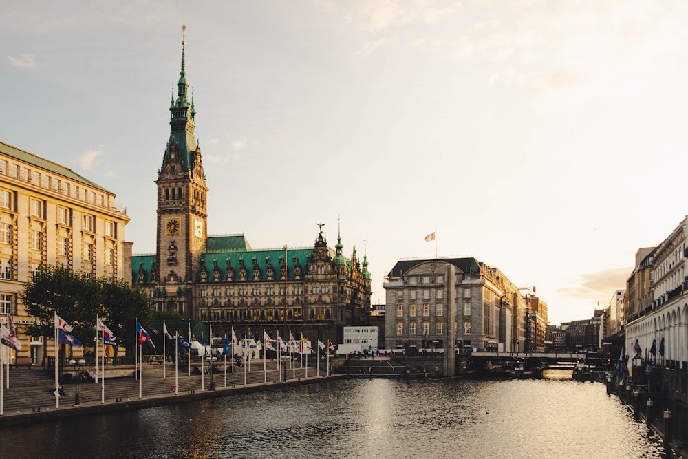 Braune Betongebäude am Ufer des Flusses