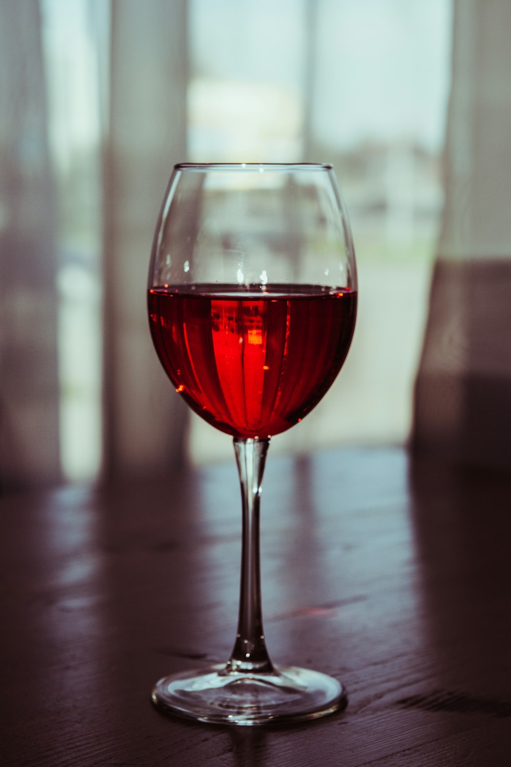 verre à vin transparent avec du vin