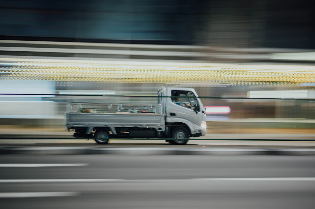 道路を走るトラック