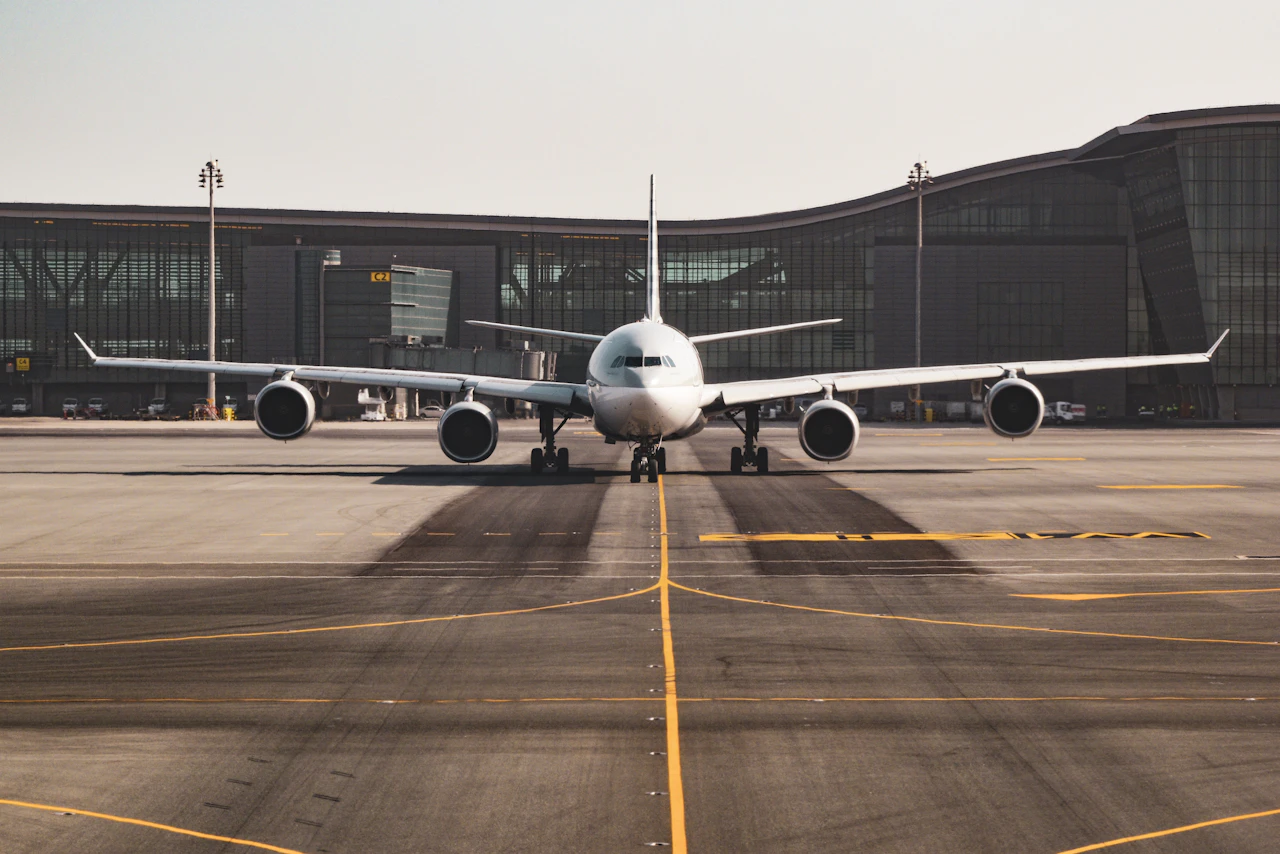 Flygplan på landningsbana - tur och retur flyg