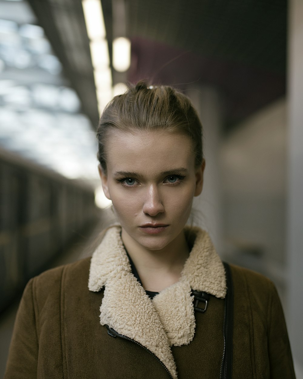 femme portant une veste marron et blanche