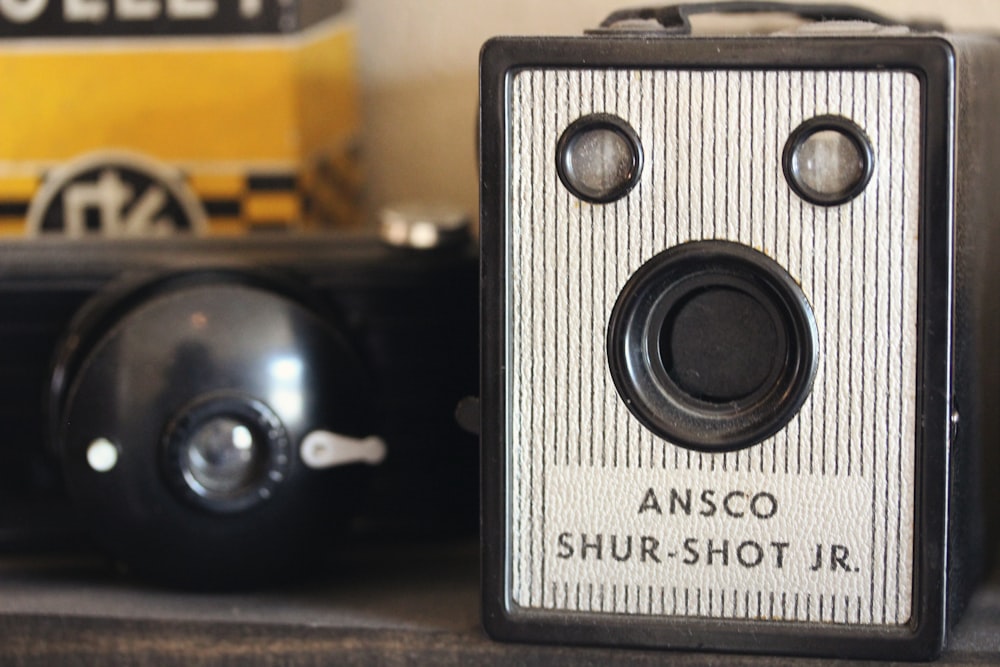 Eine alte Kamera, die auf einem Regal sitzt