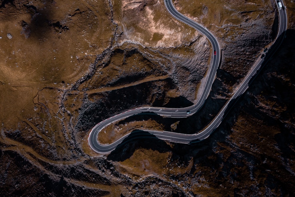 Fotografía aérea de la carretera en la montaña durante el día