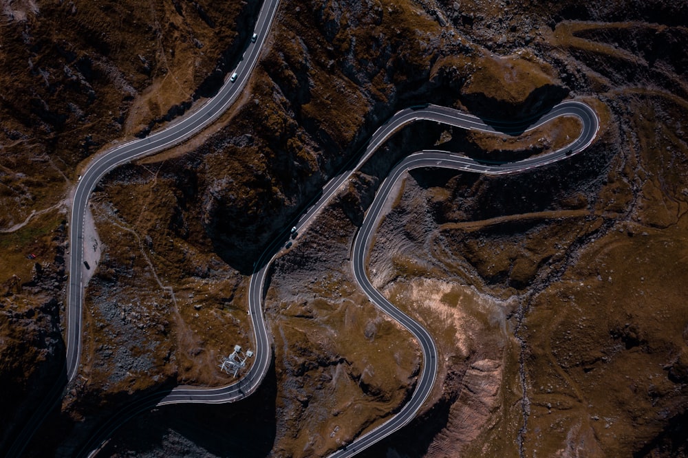 Fotografía aérea de la carretera en zig-zag