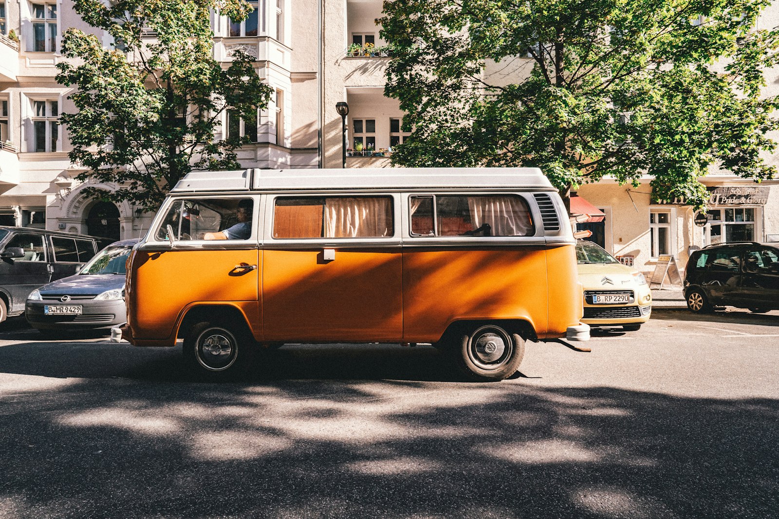 ZEISS Batis 18mm F2.8 sample photo. Yellow and white volkswagen photography