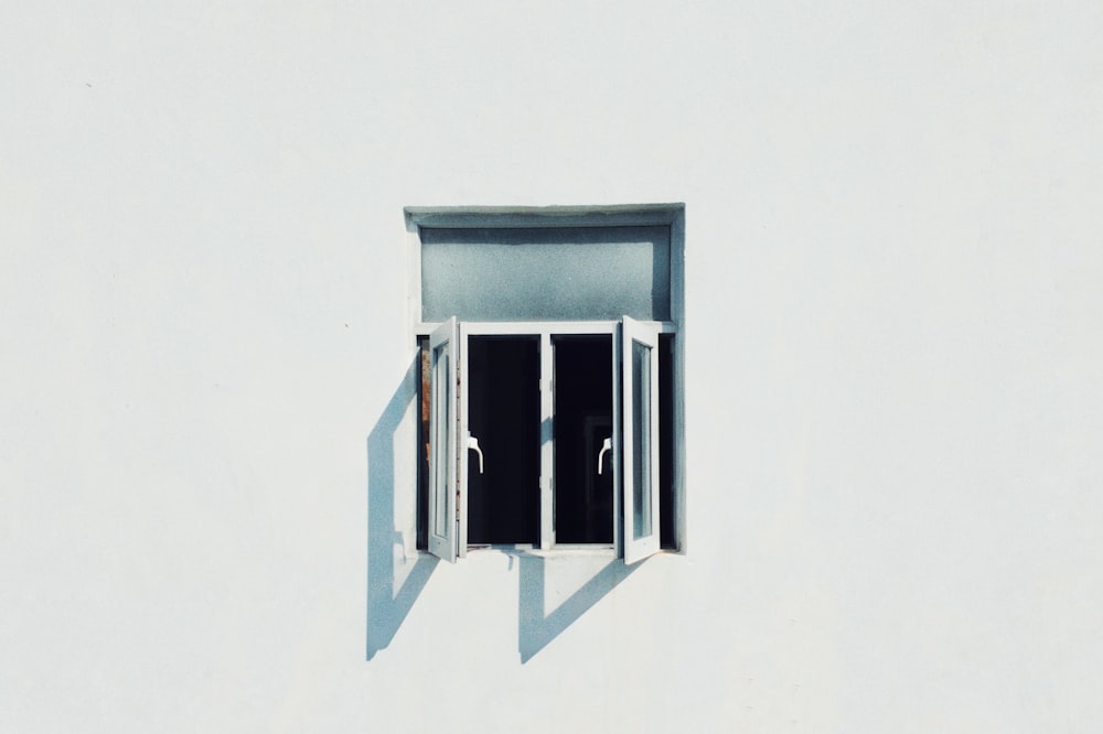 Foto eines Fensters mit weißer Glasscheibe