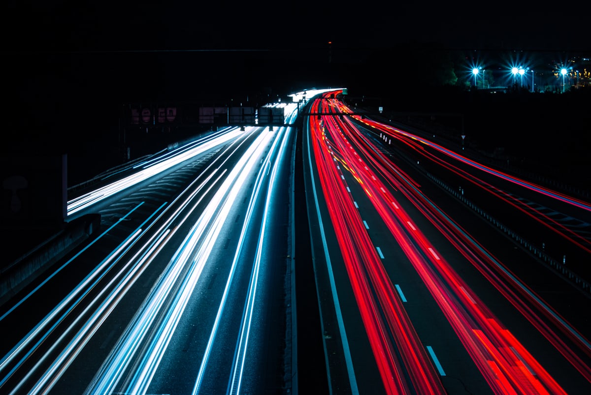 Autobahn bei Nacht – Zeitraffer Lichtspuren