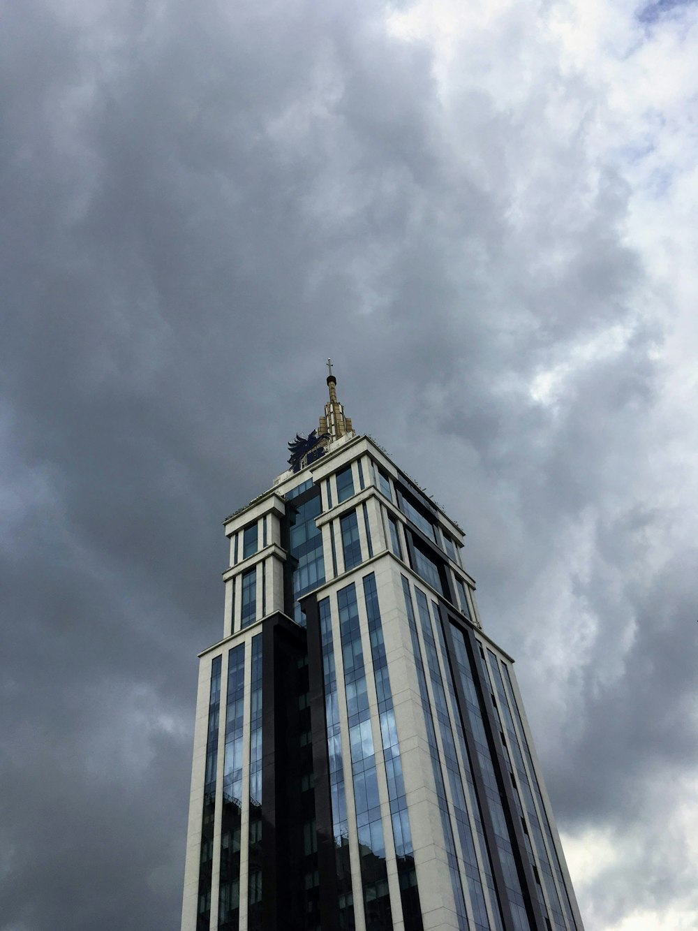 Immeuble de grande hauteur gris et noir