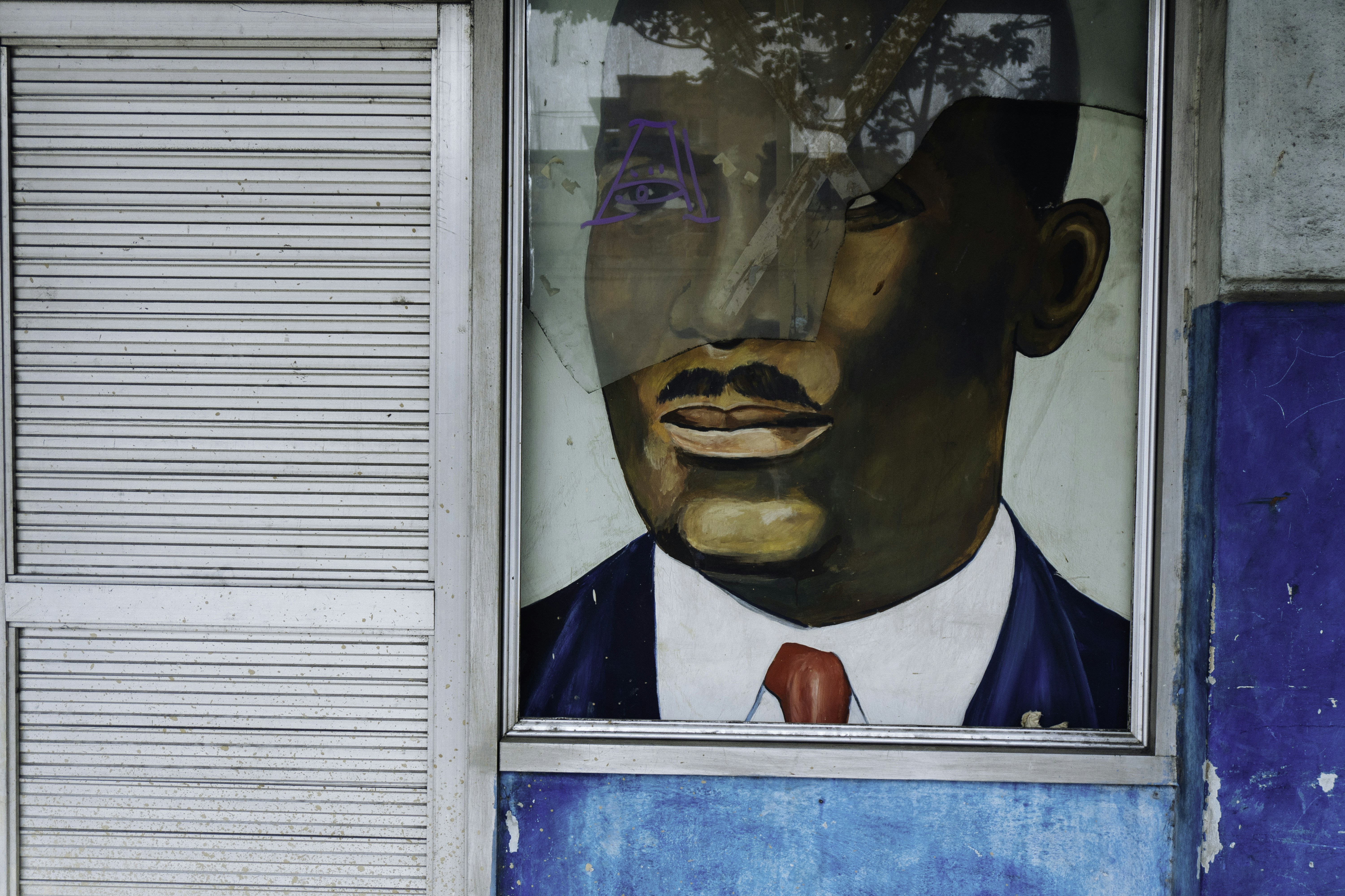 man sketch on wall