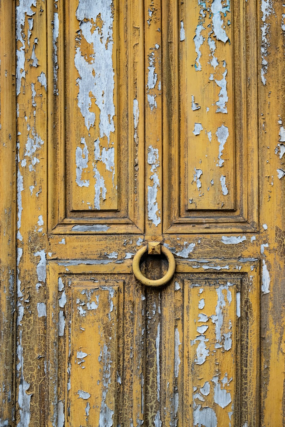 黄色い木製のドア