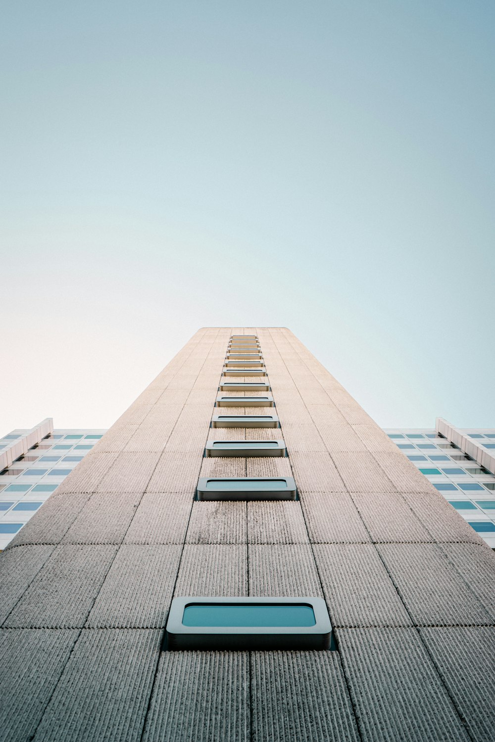 Foto de ángulo bajo de un edificio beige