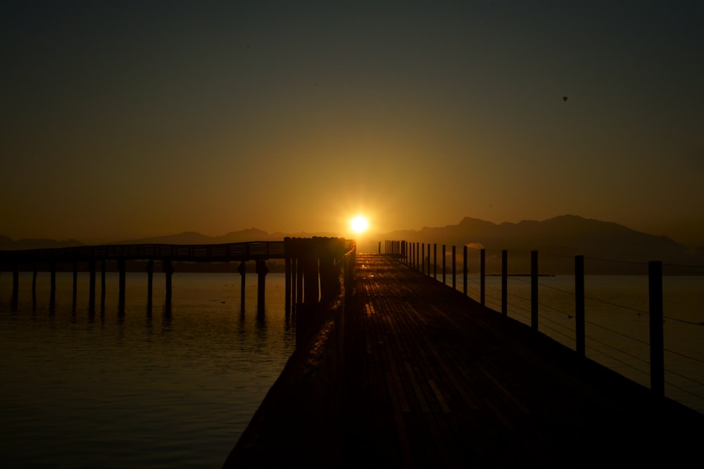 braunes hölzernes Dock