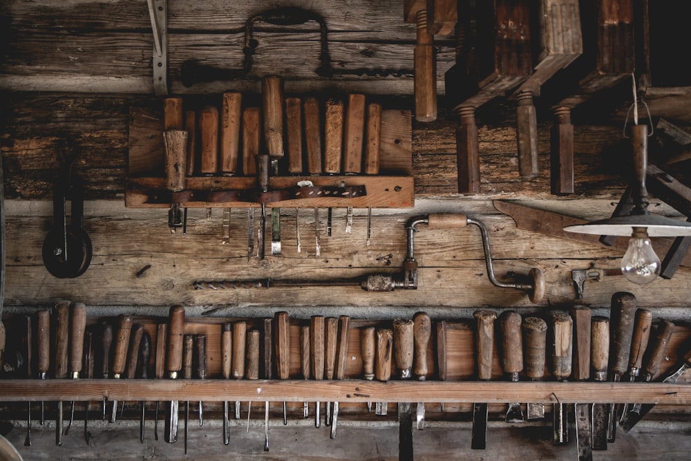 Ensemble de ciseaux en bois brun exposé à côté de différents outils de menuiserie
