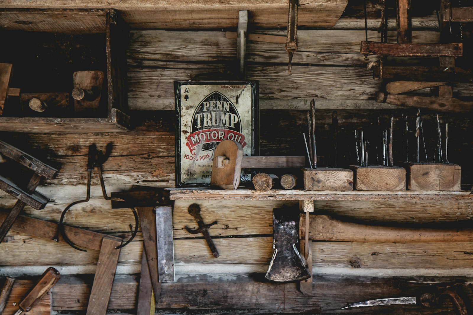 Canon EOS 7D + Canon EF-S 17-55mm F2.8 IS USM sample photo. Brown wooden shelf photography