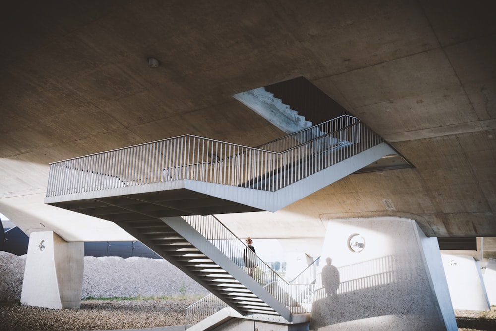 Fotografía de arquitectura de escalera blanca y gris