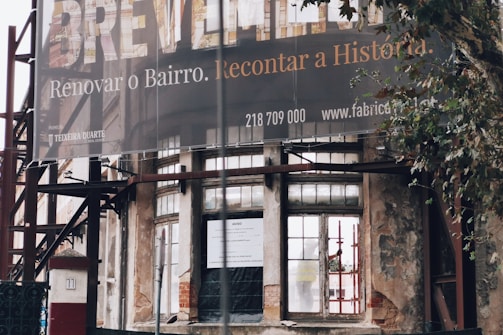 Image of Henrique Lucio de Oliveira inspecting a brick wall construction site in São Paulo.