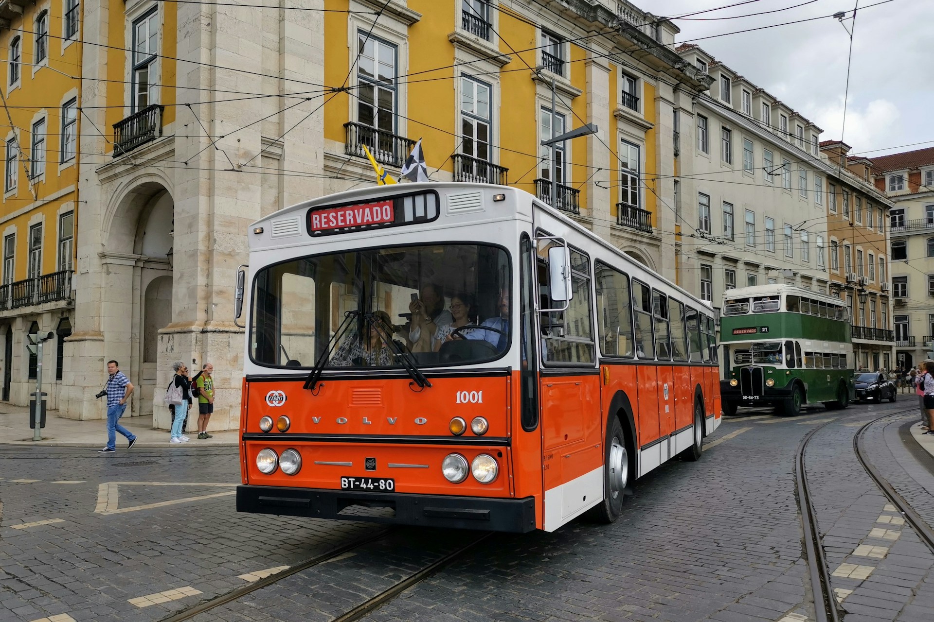 gray computer monitor