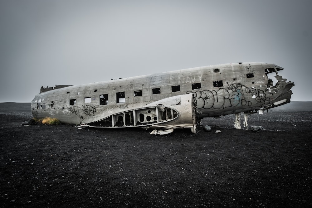 gray wreck airplane