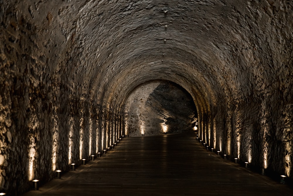 Mise sous tension sous les lumières du tunnel