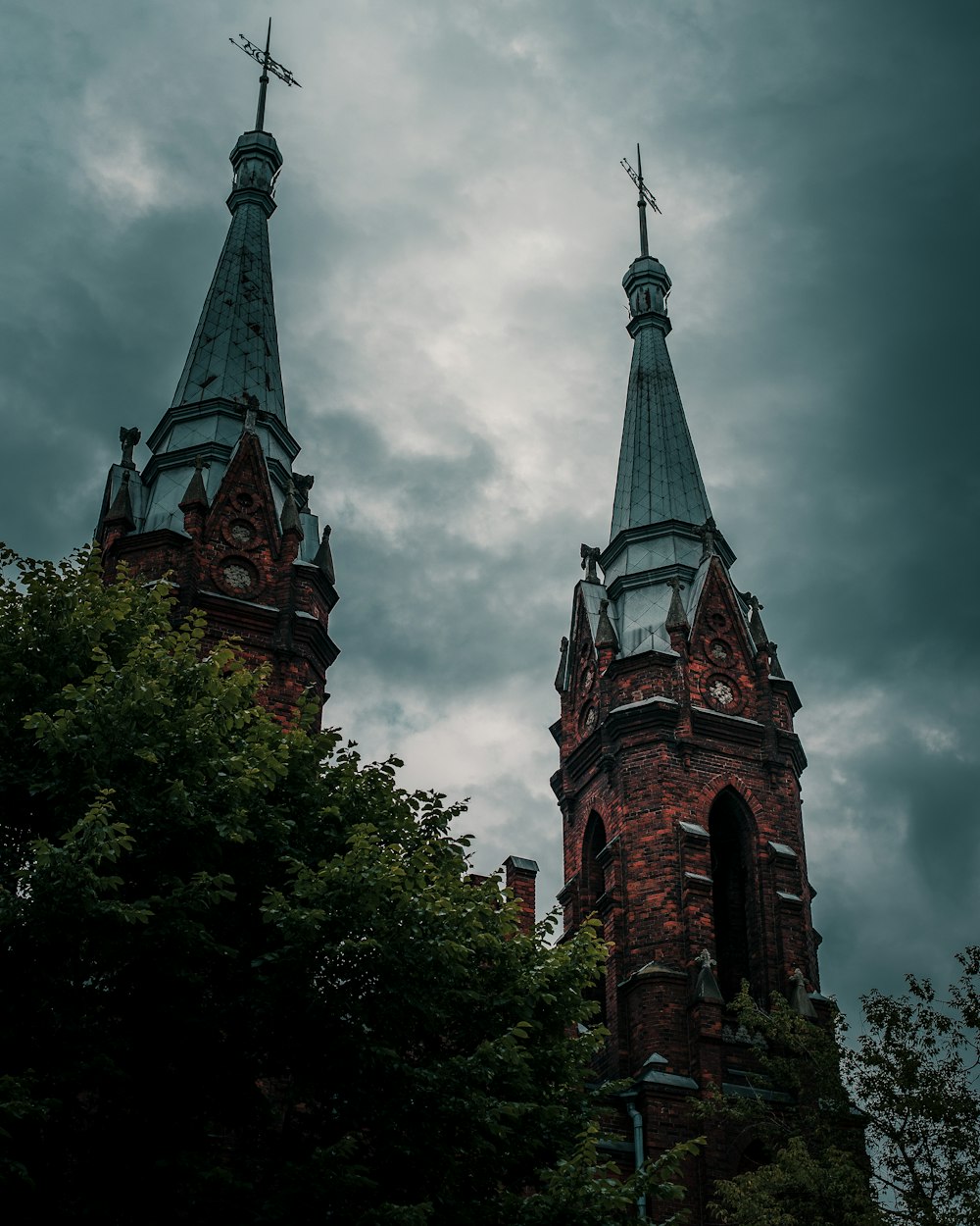 Iglesia de hormigón marrón y gris