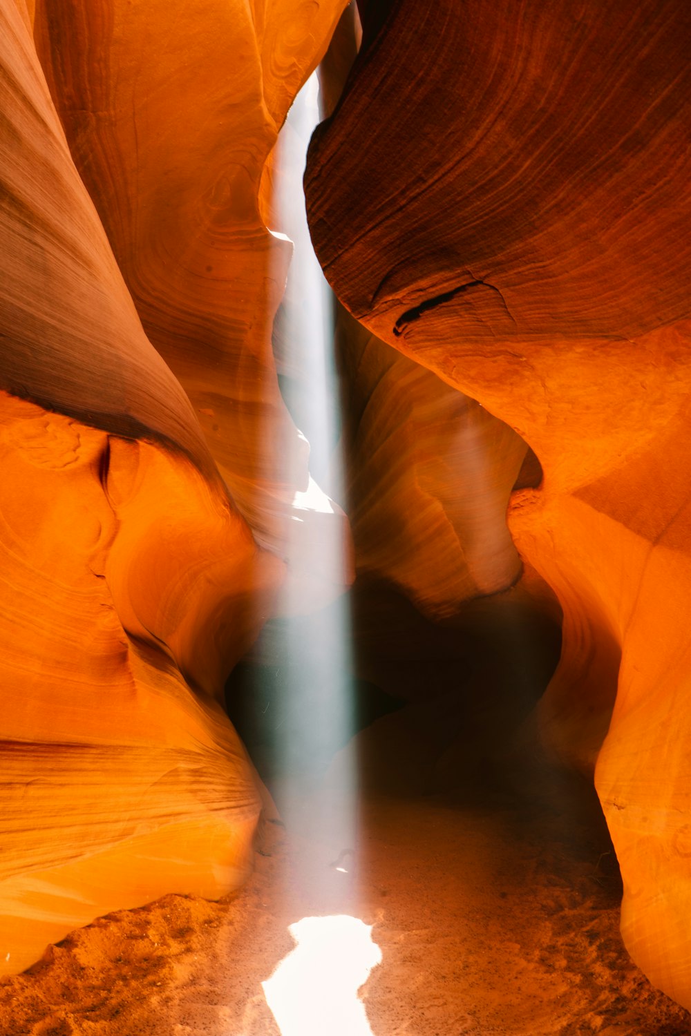 Un lungo e stretto flusso d'acqua in un canyon