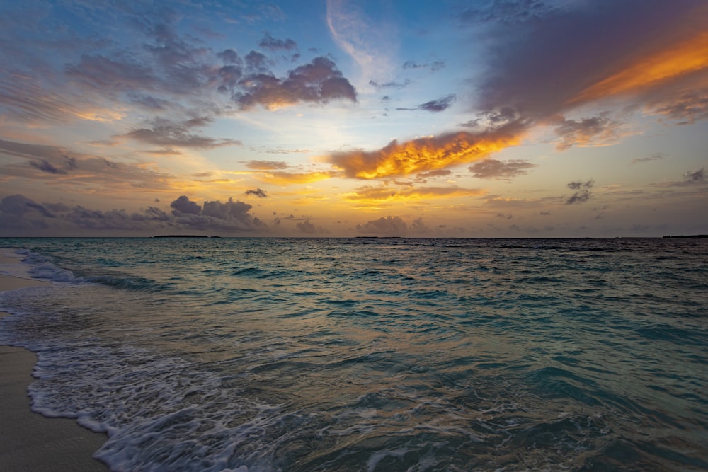 Línea de playa durante la hora dorada