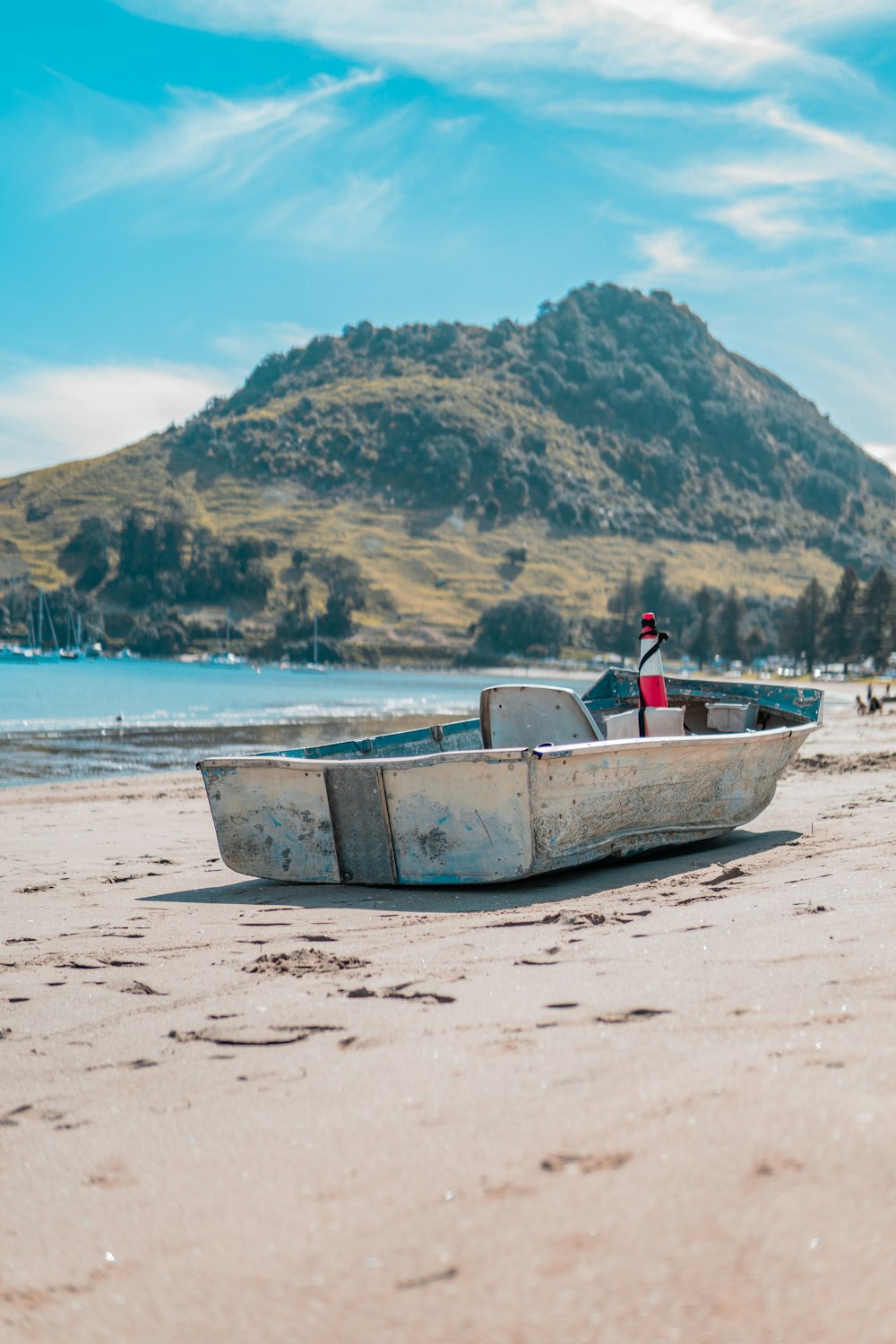 Bateau blanc sur le rivage pendant la journée