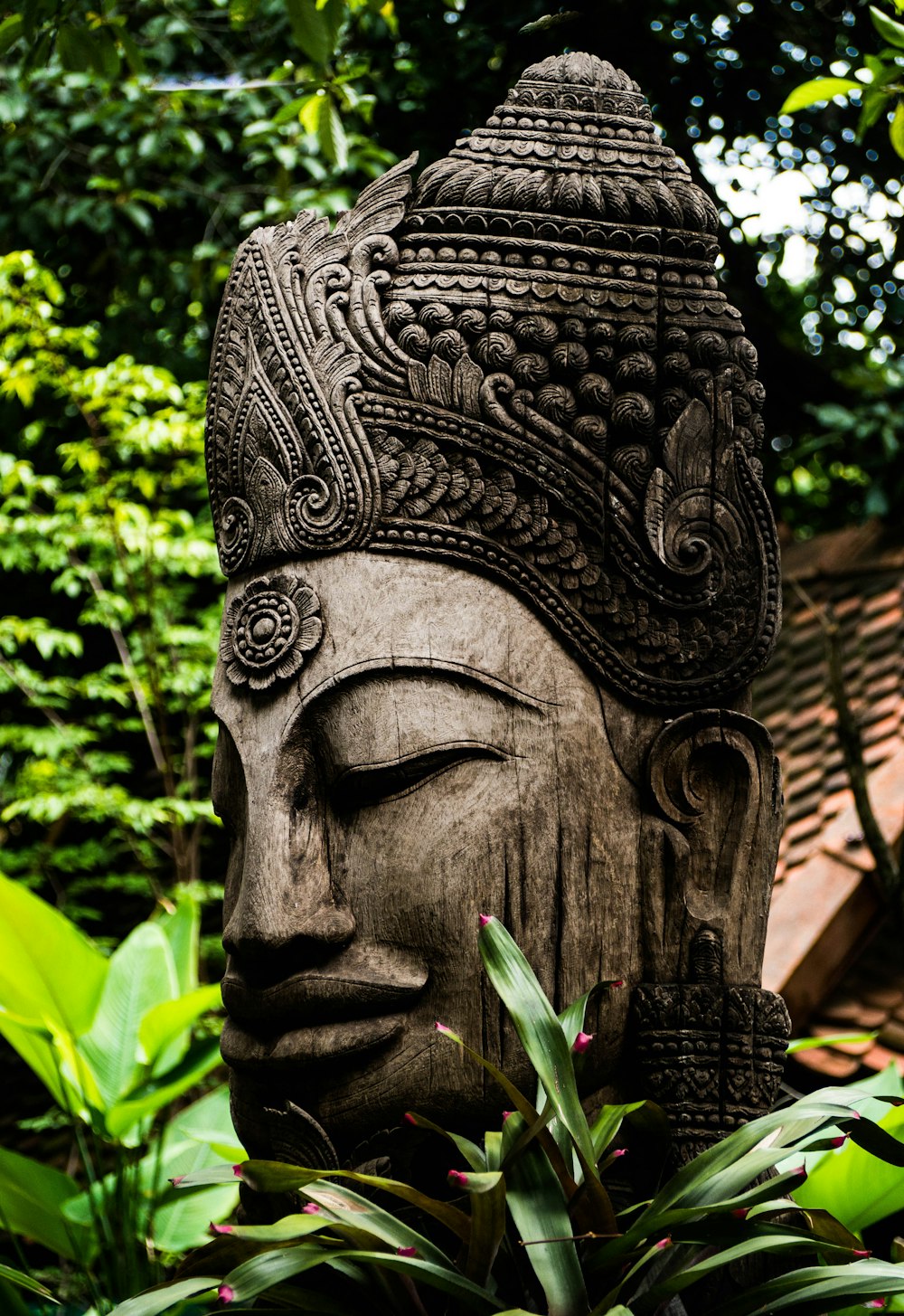 statua grigia del Buddha Gautama