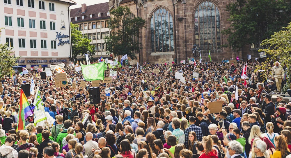 Menschenmenge, die im Freien steht