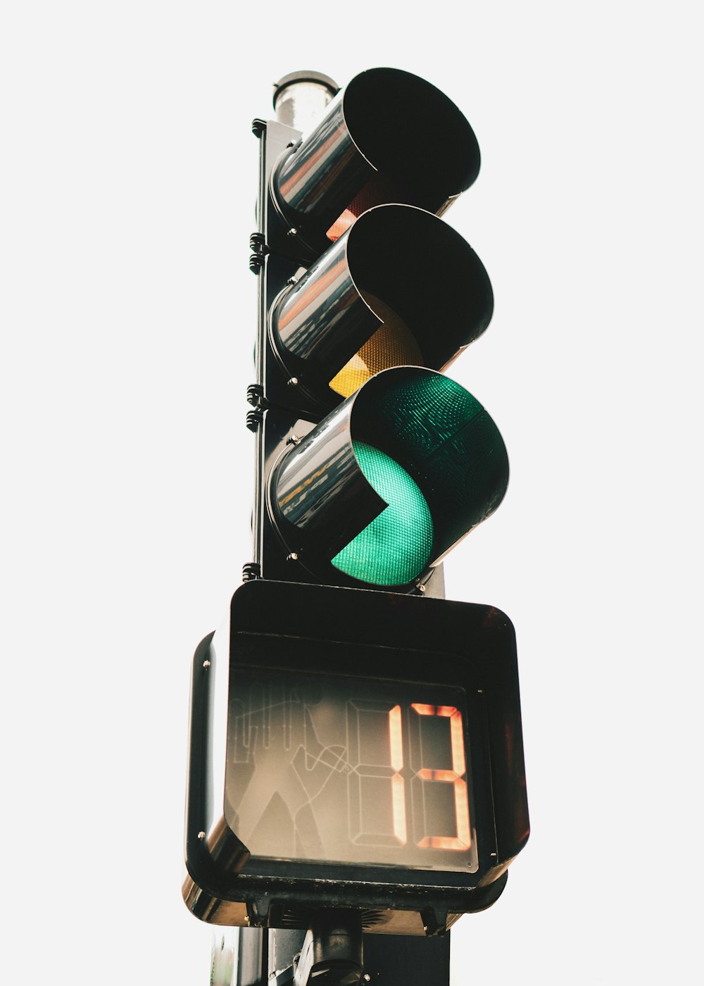 semáforo preto exibindo luz verde e número 13
